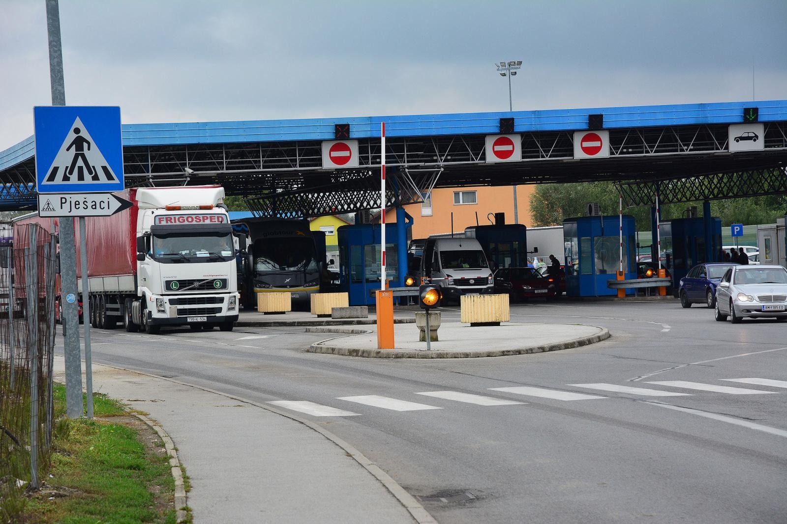 25.09.2015., Slavonski Brod - Zbog situacije na granicnom prijelazu Bajakovo i ostalima prema Srbiji sve je vise kamiona na granicnom prijelazu prema BiH u Slavonskom Brodu jer vozaci traze alternativne pravce. 
Photo: Ivica Galovic/PIXSELL