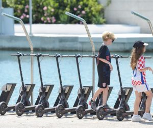 26.07.2019., Zadar -  Elektricni romobili za najam postavljeni su na nekoliko lokacija u gradu. 
Photo: Dino Stanin/PIXSELL