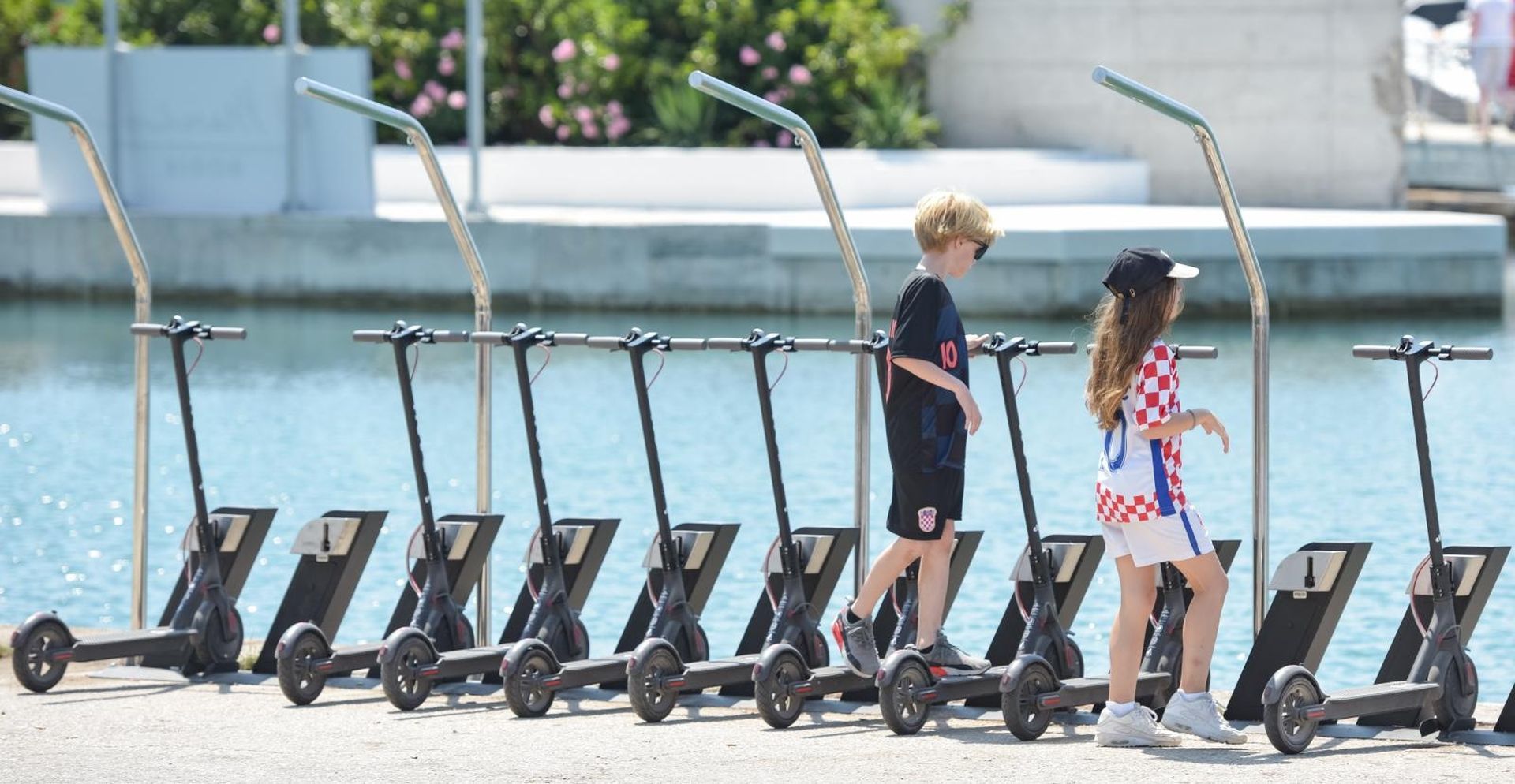 26.07.2019., Zadar -  Elektricni romobili za najam postavljeni su na nekoliko lokacija u gradu. 
Photo: Dino Stanin/PIXSELL