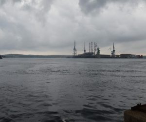 27.07.2019., Pula - Veceras je nakon zadnjih priprema te ukrcaja mini podmornice vrijedne preko dva miljona eura  iz brodogradilista Uljanik isplovio  luksuzni polarni kruzera Scenic Eclipse uz veliki  prolom oblaka i olujni vjetar. 
Photo: Dusko Marusic /PIXSELL