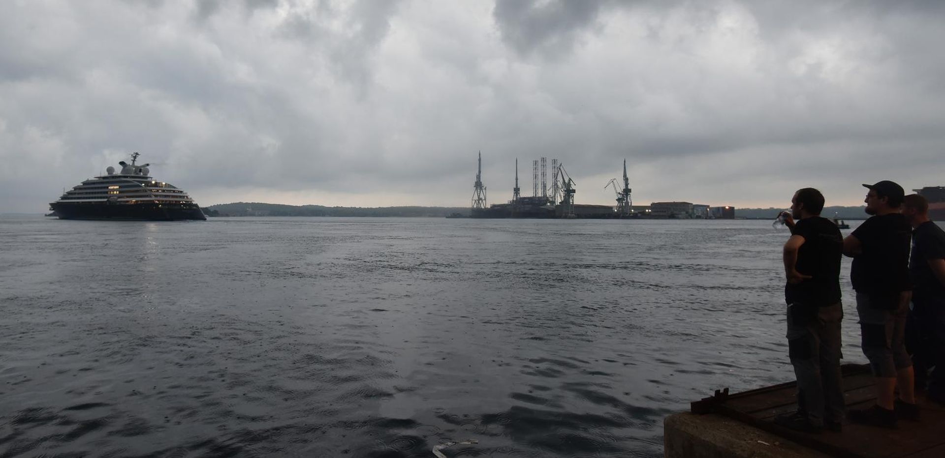 27.07.2019., Pula - Veceras je nakon zadnjih priprema te ukrcaja mini podmornice vrijedne preko dva miljona eura  iz brodogradilista Uljanik isplovio  luksuzni polarni kruzera Scenic Eclipse uz veliki  prolom oblaka i olujni vjetar. 
Photo: Dusko Marusic /PIXSELL