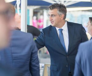 28.08.2019., Osijek - Predsjednik Vlade Andrej Plenkovic prije sluzbenog otkrivanja spomenika Zarku Kaicu na Brijestu kod Osijeka sastao se s clanovima i simpatizerima HDZ-a na terasi Hotela Osijek. Photo: Davor Javorovic/PIXSELL