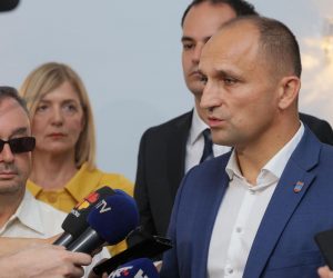30.08.2019., Osijek - Zupan Ivan Anusic dao je izjavu medijima nakon radnog sastanka s ministrom uprave Ivanom Malenicom i drzavnom tajnicom Josipom Rimac na kojem se dogovorilo o povjeravanju poslova ureda drzavne uprave zupanijama. Tim potezom ce se smanjiti broj zaposlenih na poslovima ureda drzavne uprave za oko 600. Photo: Dubravka Petric/PIXSELL