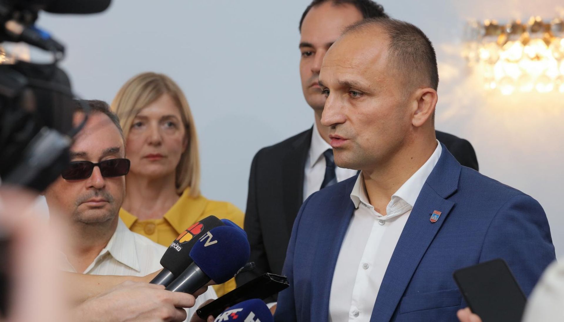 30.08.2019., Osijek - Zupan Ivan Anusic dao je izjavu medijima nakon radnog sastanka s ministrom uprave Ivanom Malenicom i drzavnom tajnicom Josipom Rimac na kojem se dogovorilo o povjeravanju poslova ureda drzavne uprave zupanijama. Tim potezom ce se smanjiti broj zaposlenih na poslovima ureda drzavne uprave za oko 600. Photo: Dubravka Petric/PIXSELL