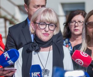 30.09.2019., Djakovo - Ministarstvo za demografiju, obitelj, mlade i socijalnu politiku odrzalo je konferenciju za medije na temu fizicka i tehnicka zastita djelatnika, status sluzbene osobe, najava strucnog usavrsavanja "Proaktivni modeli profesionalnog osnazivanja" te najava poticanja strukovne rasprave o mogucnostima i modalitetima zastitite socijalnih radnika na terenu.  Photo: Davor Javorovic/PIXSELL