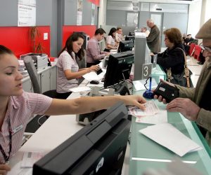 Zagreb, 19.12.2013 - Hrvatska potanska banka (HPB) od 1. sijeènja 2014. godine sniava kamatne stope na sve postojeæe i nove kredite graðana s promjenjivom kamatnom stopom, pa æe tako kamatne stope na kredite uz valutnu klauzulu biti nie za 0,20, a za kredite u kunama 0,23 postotna boda. Na slici slubenica na alteru novo ureðene poslovnice HPB-a u Juriiæevoj ulici u Zagrebu.
foto FaH/ HPB/ ds