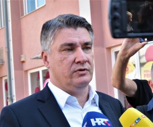 Ogulin, 14.9.2019. - Središnji se trg u Ogulinu od subote zove Trg Petra Stipetića, a otkrivanje ploče novoimenovanog trga s imenom generala Stipetića proteklo je svečano u sklopu Dana grada i blagdana Uzvišenja Sv. Križa. Na fotografiji Zoran Milanović.
foto HINA/ Mladen VOLARIĆ/ ml