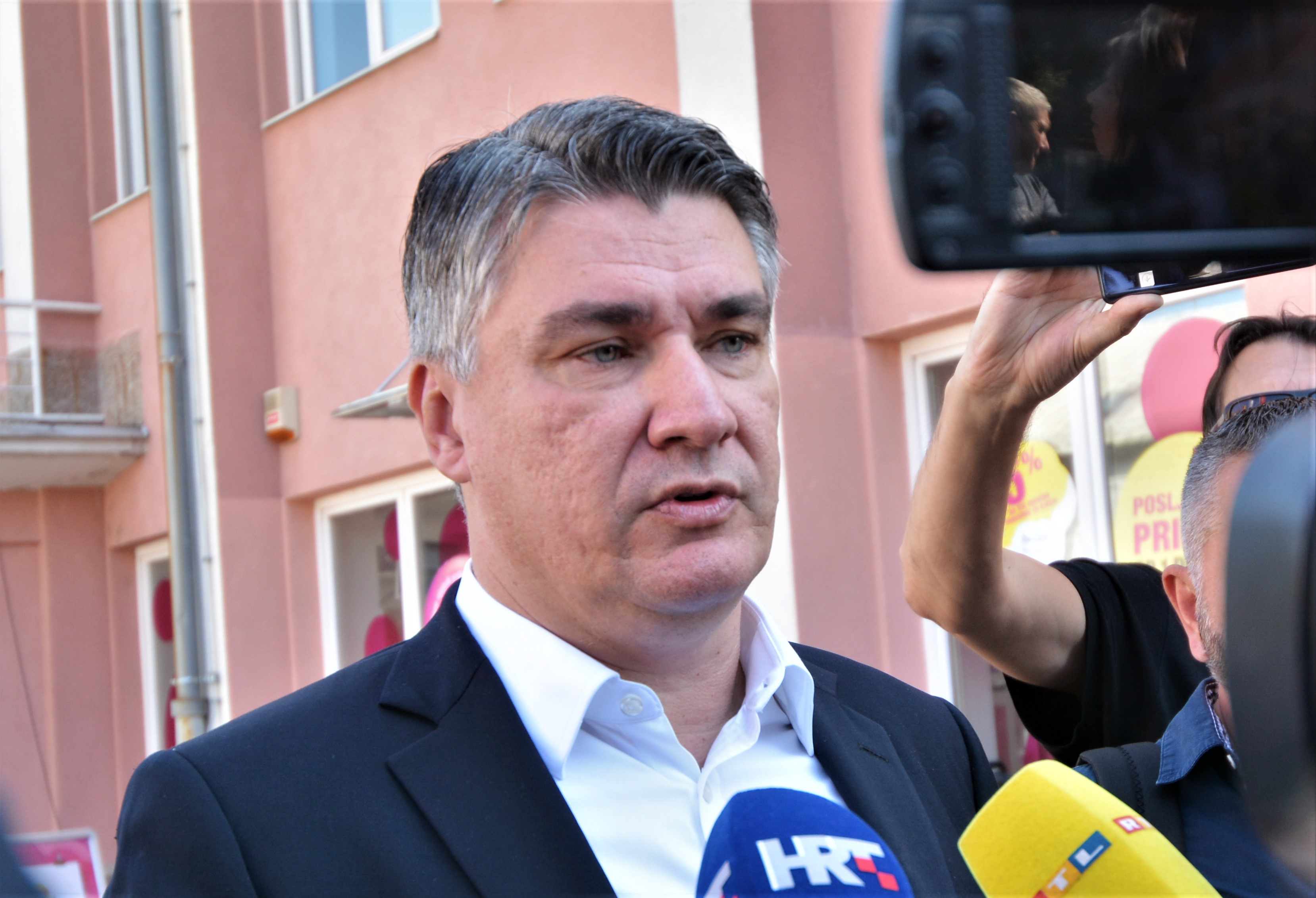 Ogulin, 14.9.2019. - Središnji se trg u Ogulinu od subote zove Trg Petra Stipetića, a otkrivanje ploče novoimenovanog trga s imenom generala Stipetića proteklo je svečano u sklopu Dana grada i blagdana Uzvišenja Sv. Križa. Na fotografiji Zoran Milanović.
foto HINA/ Mladen VOLARIĆ/ ml