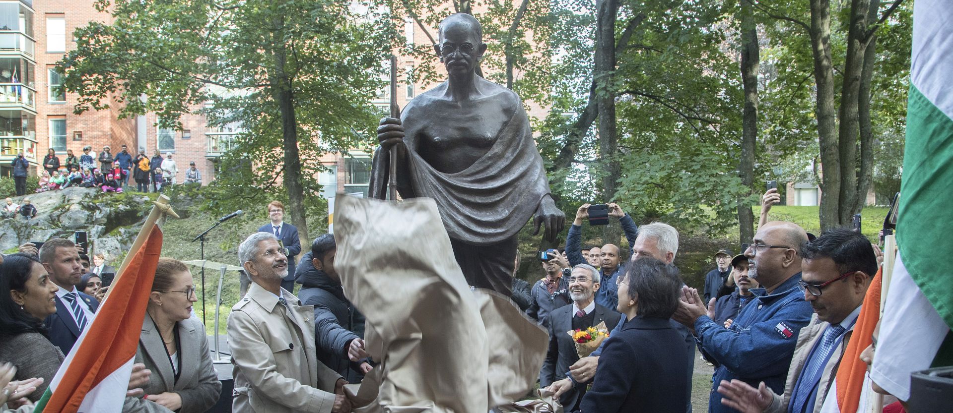 epa07856605 Subrahmanyam Jaishankar (L) Minister for Foreing Affairs of India and Finland Foreing Minister Pekka Haavisto (4-R) attend the unveiling ceremony of the statue of Mahatma Gandhi, in Helsinki Finland, 20 September 2019. Minister Jaishankar is on an official visit to Finland.  EPA/MAURI RATILAINEN