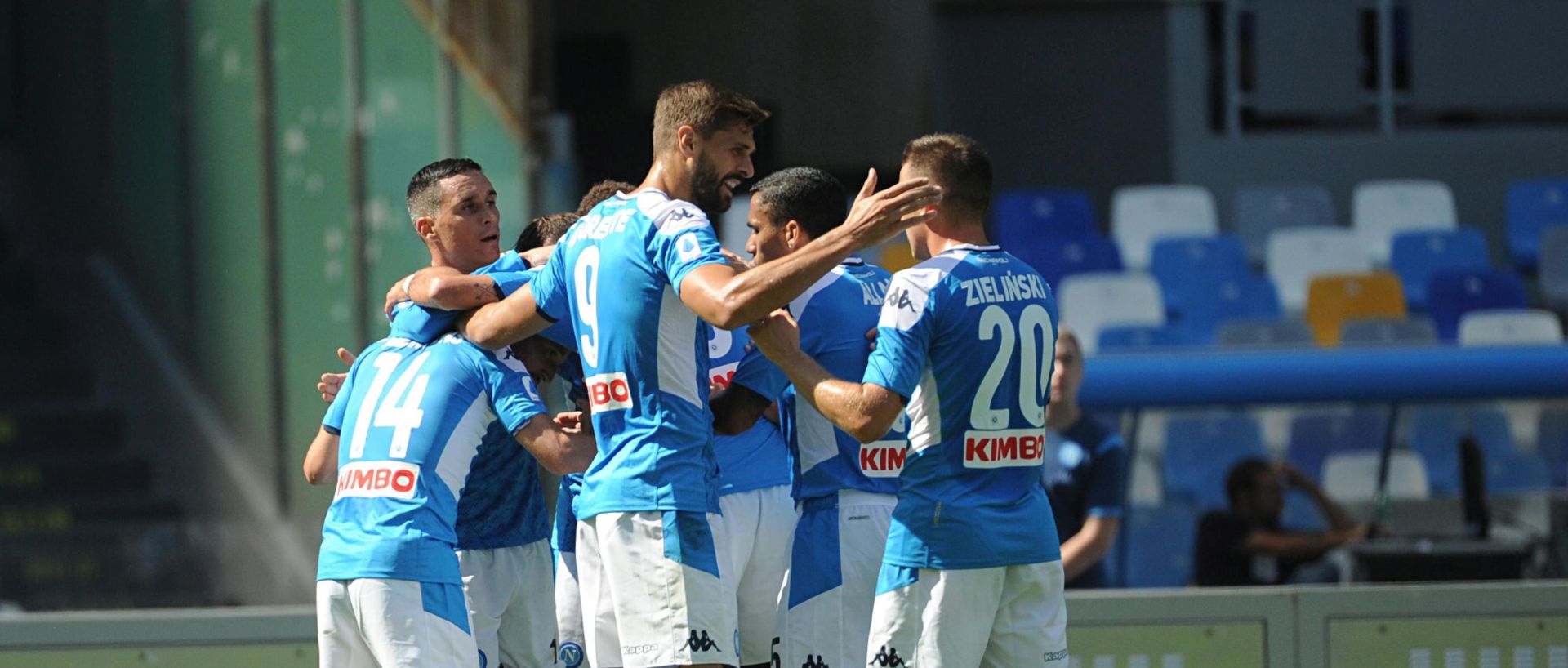 epa07879423 Napoli's Dries Mertens (L) celebrates with taemmates after scoring during the the Italian Serie A soccer match SSC Napoli vs Brescia Calcio in Naples, Italy, 29 September 2019.  EPA/CESARE ABBATE