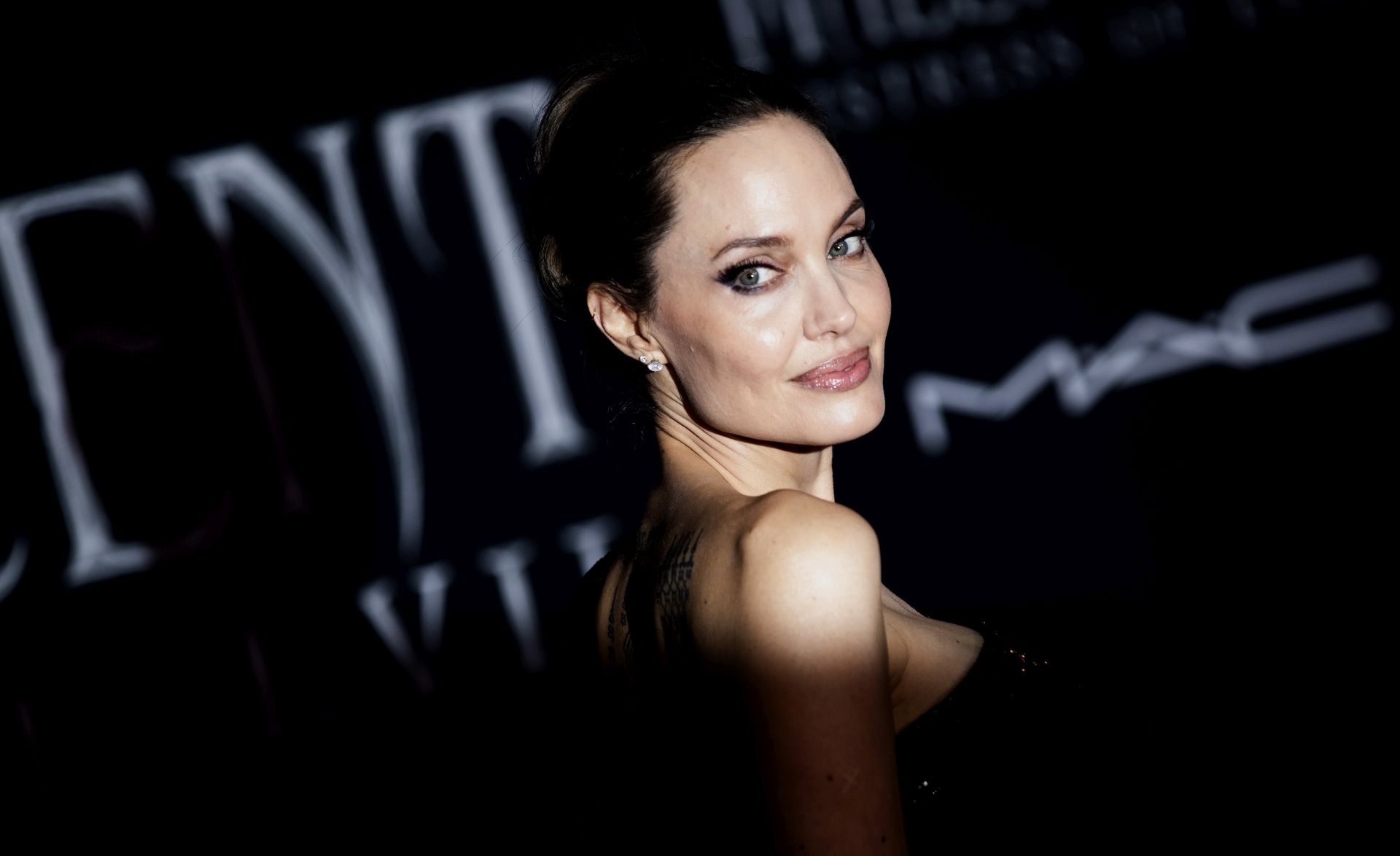 epa07884283 US actress Angelina Jolie poses on the red carpet prior to the premiere of the film 'Maleficent: Mistress of Evil' at El Capitan Theater in Los Angeles, California, USA, 30 September 2019. The movie will be released in US theaters on 18 October.  EPA/ETIENNE LAURENT