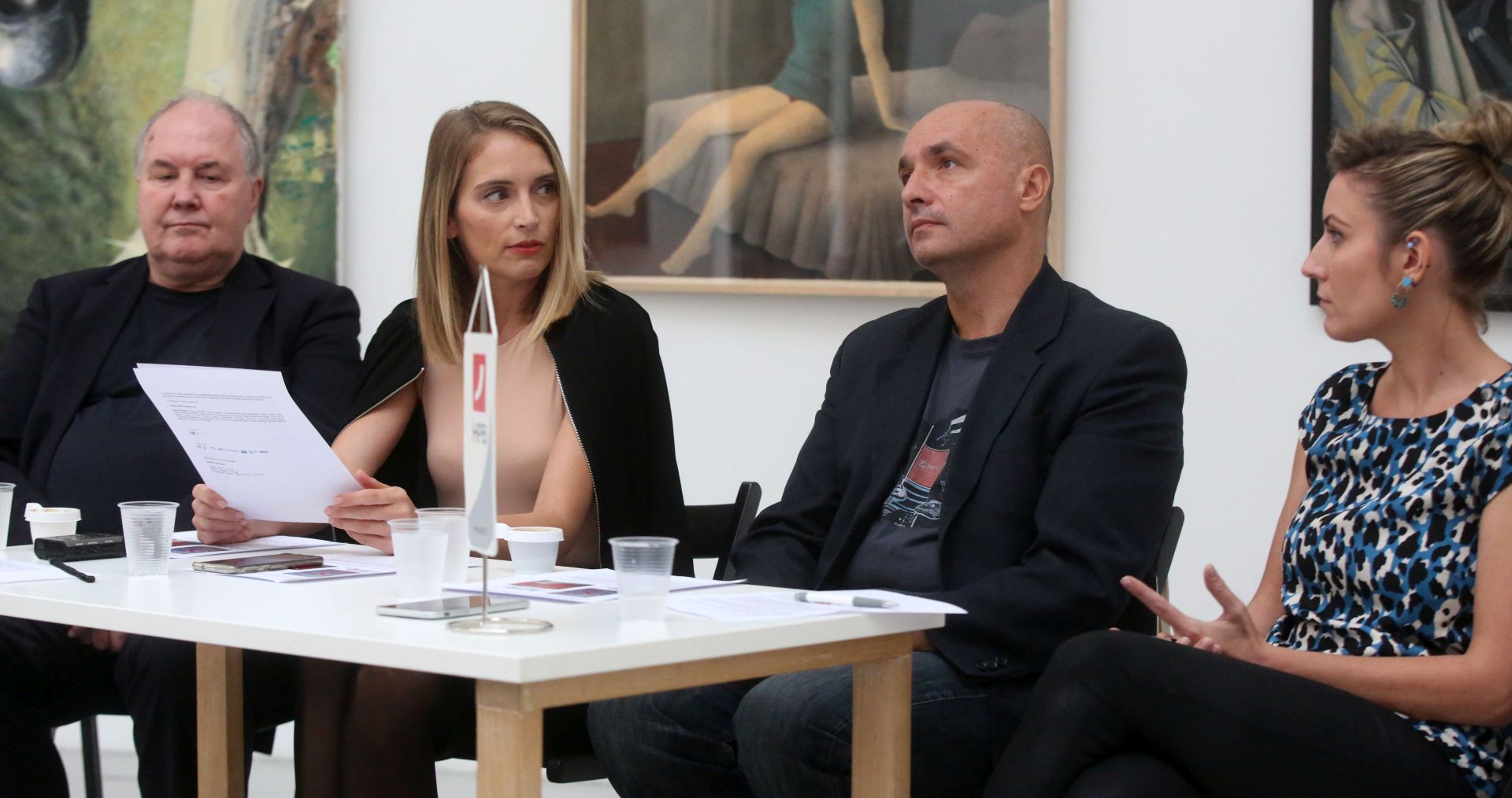 Zagreb, 01.10.2019 - Konferencija za novinare u povodu 5. bijenala slikarstva i izlobe Leipzig Connection odrana je u Domu hrvatskih likovnih umjetnika. Na fotografiji kustos njemaèkog dijela izlobe Mark Gisbourne ,ravnateljica HDLU-a Ivana Andabaka, èlan irija i organizacijskog odbora Bijenala te predsjednik HDLU-a Tomislav Buntak, voditeljica popratnog programa Murali Melinda efèiæ.
foto HINA / Denis CERIÆ /dc