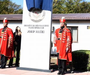 Zagreb, 1.10.2019 - U vojarni "Vitez Damir Martiæ u Rakitju u utorak je sveèano preimenovano Sredite za meðunarodne vojne operacije u Sredite za meðunarodne vojne operacije "Josip Briki", po pripadniku Zapovjednitva specijalnih snaga koji je smrtno stradao u misiji Odluèna potpora (Resolute support) u Afganistanu. 
foto HINA/ MORH/ M. obanoviæ/ ua