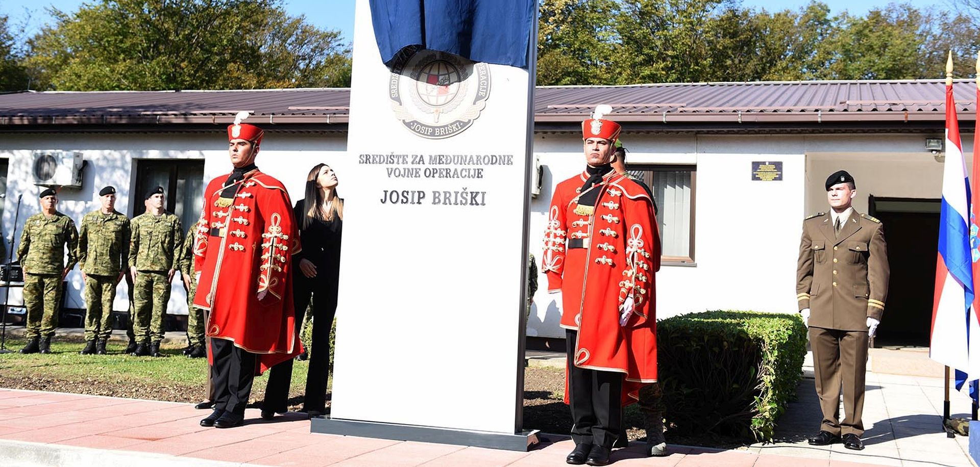 Zagreb, 1.10.2019 - U vojarni "Vitez Damir Martiæ u Rakitju u utorak je sveèano preimenovano Sredite za meðunarodne vojne operacije u Sredite za meðunarodne vojne operacije "Josip Briki", po pripadniku Zapovjednitva specijalnih snaga koji je smrtno stradao u misiji Odluèna potpora (Resolute support) u Afganistanu. 
foto HINA/ MORH/ M. obanoviæ/ ua