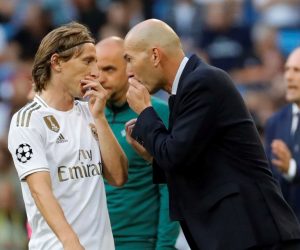 epa07886615 Real Madrid's head coach Zinedine Zidane (R) talks with Luka Modric (L) during the UEFA Champions League group A match between Real Madrid and Club Brugge at Santiago Bernabeu in Madrid, Spain, 01 October 2019.  EPA/JuanJo Martin