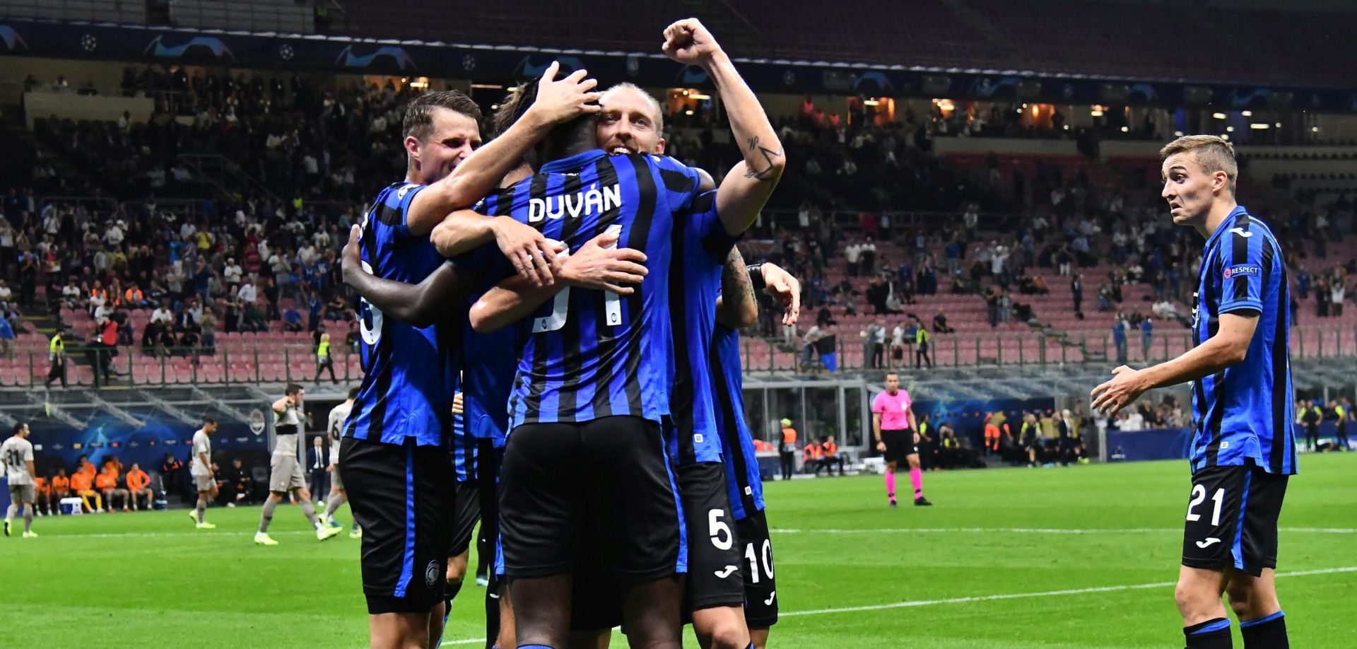 epa07886757 Atalanta's Duvan Zapata (C, front) celebrates with teammates after scoring during the UEFA Champions League group C soccer match Atalanta BC vs FK Shakhtar Donetsk at the Giuseppe Meazza stadium in Milan, Italy, 01 October 2019.  EPA/PAOLO MAGNI