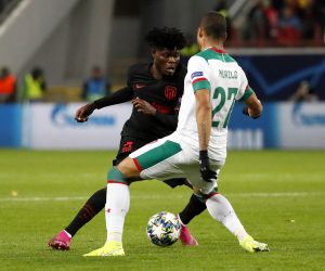 epa07887116 Murilo (R) of Lokomotiv Moscow in action against Thomas Partey of Atletico Madrid during the UEFA Champions League match between Lokomotiv Moscow and Atletico Madrid in Moscow, Russia, 01 October 2019.  EPA/YURI KOCHETKOV