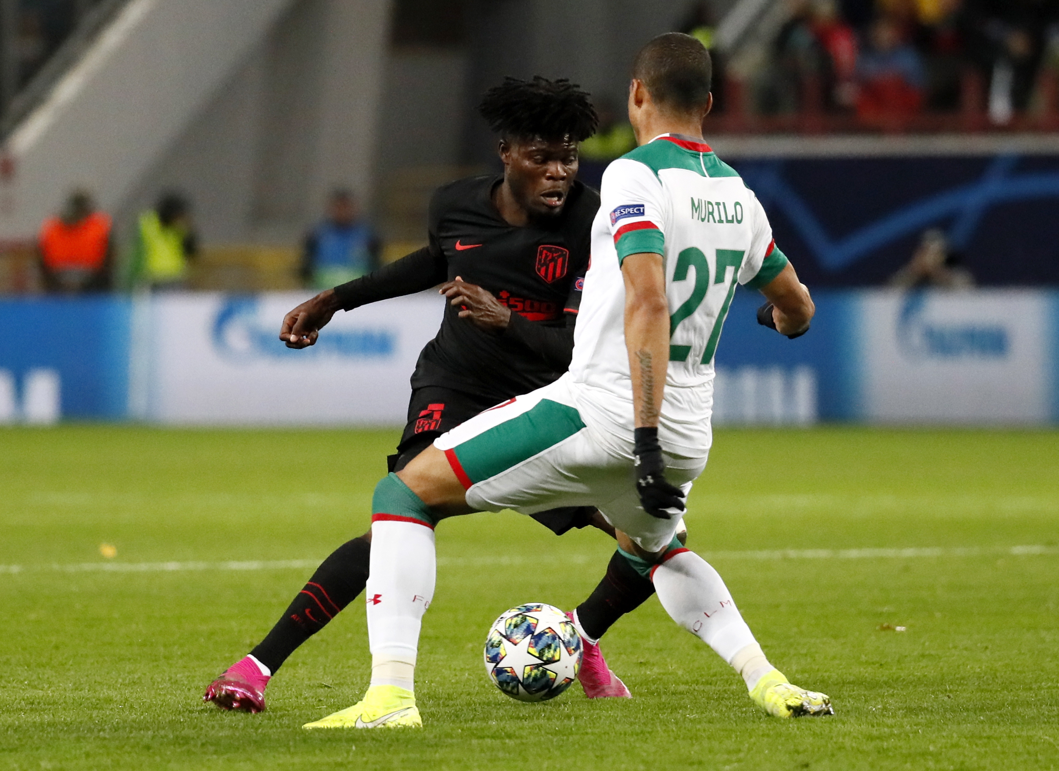 epa07887116 Murilo (R) of Lokomotiv Moscow in action against Thomas Partey of Atletico Madrid during the UEFA Champions League match between Lokomotiv Moscow and Atletico Madrid in Moscow, Russia, 01 October 2019.  EPA/YURI KOCHETKOV