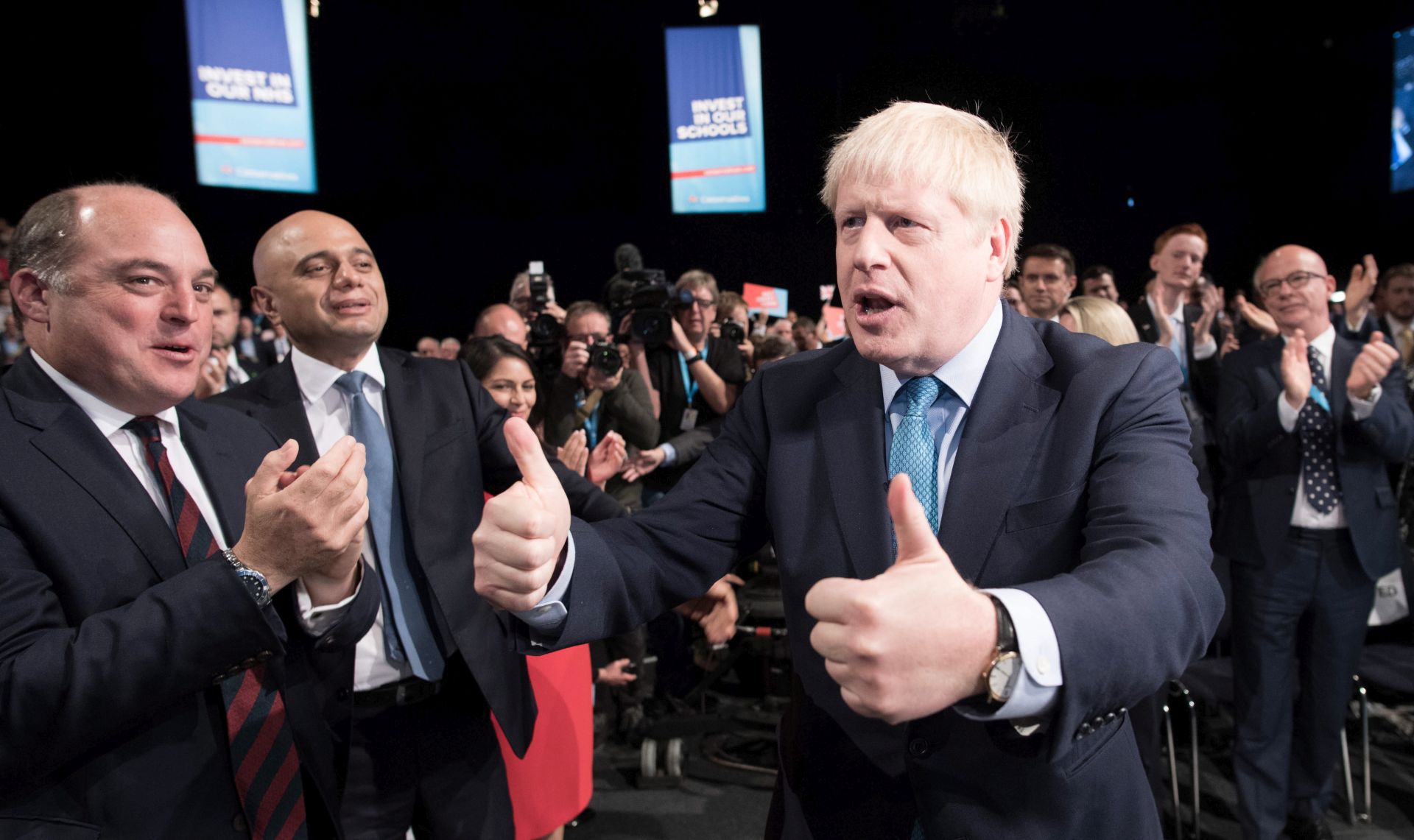 epa07889390 Prime Minister Boris Johnson, gives a thumbs up after delivering his speech during the Conservative Party Conference at the Manchester Convention Centre, Britain, 02 October 2019.  EPA/STEFAN ROUSSEAU / POOL