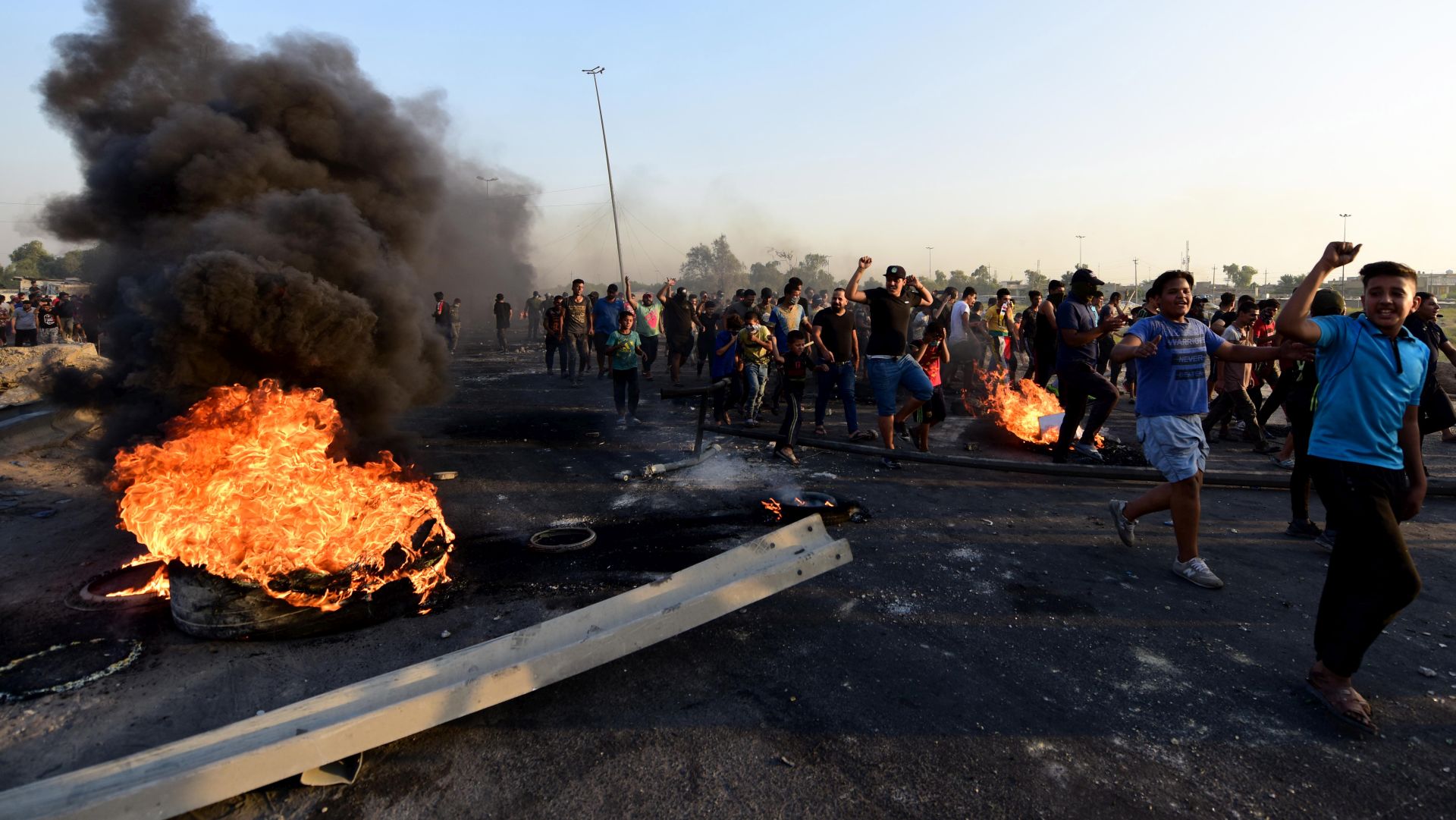 epa07892775 Iraqis protest in east Baghdad, Iraq, 03 October 2019. According to local media reports at least 27 people have died since protests erupted two days earlier. Despite an unlimited curfew that was declared in Baghdad on 03 October from 5 am, the protesters went out again and shouted slogans against the government demanding better services and jobs.  EPA/MURTAJA LATEEF