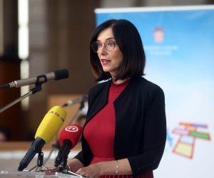 Zagreb, 5.10.2019 - Po prvi put Ministarstvo znanosti i obrazovanja nagradilo je na Dana učitelja najbolje odgojno- obrazovne djelatnike. Nagrade najboljima dodijelila je ministrica znanosti i obrazovanja Blaženka Divjak, na svečanosti dodjele nagrada najuspješnijim odgojno-obrazovnim radnicima u školskoj godini 2018./2019.  u Nacionalnoj i sveučilišnoj knjižnici.
Foto HINA/ Dario GRZELJ/ dag