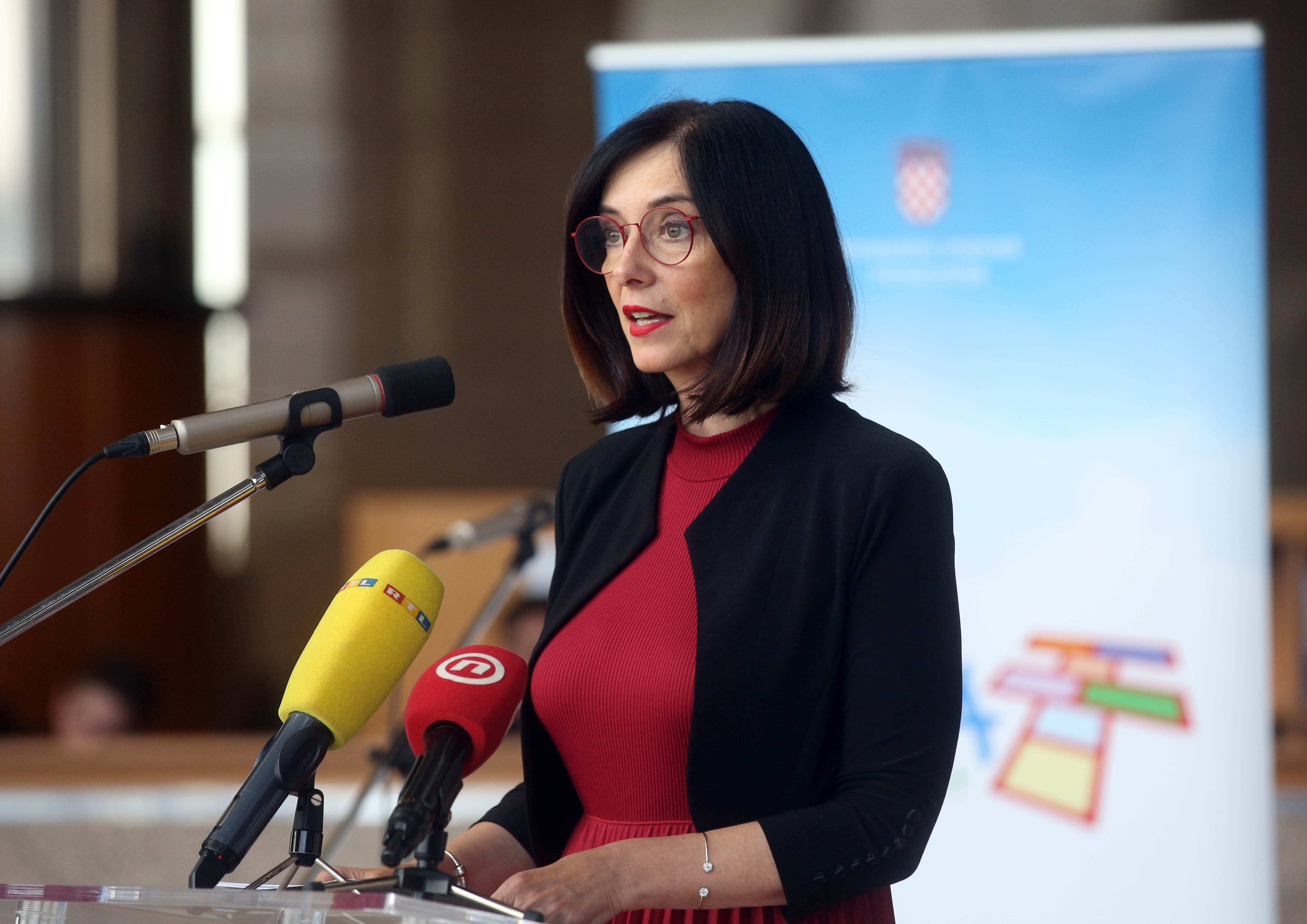 Zagreb, 5.10.2019 - Po prvi put Ministarstvo znanosti i obrazovanja nagradilo je na Dana učitelja najbolje odgojno- obrazovne djelatnike. Nagrade najboljima dodijelila je ministrica znanosti i obrazovanja Blaženka Divjak, na svečanosti dodjele nagrada najuspješnijim odgojno-obrazovnim radnicima u školskoj godini 2018./2019.  u Nacionalnoj i sveučilišnoj knjižnici.
Foto HINA/ Dario GRZELJ/ dag