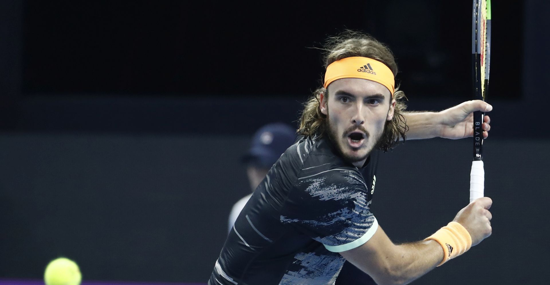 epa07901167 epa07901144 Stefanos Tsitsipas of Greece in action against Dominic Thiem of Austria during their men's singles final match at the China Open tennis tournament in Beijing, China, 06 October 2019.  EPA/WU HONG  EPA-EFE/WU HONG