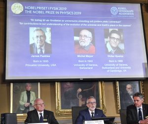 epa07905122 Goran K. Hansson (C), Secretary General of the Royal Swedish Academy of Sciences, and academy members Mats Larsson (L) and Ulf Danielsson, announce whe winners of the 2019 Nobel Prize in Physics at the Royal Swedish Academy of Sciences in Stockholm, Sweden, 08 October 2019. The 2019 Nobel Prize in Physics is awarded to US-Canadian scientist James Peebles and Swiss scientists Michel Mayor and Didier Queloz.  EPA/Claudio Bresciani
