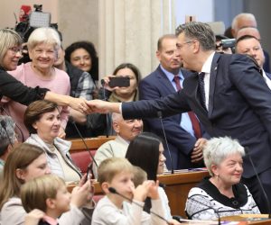 Zagreb, 08.10.2019 - Otvorena vrata Sabora, povodom Dana nezavisnosti, gdje građani mogu obići sabor i razgovarati sa zastupnicima. Na fotografiji predsjednik vlade Andrej Plenković sa građanima.
foto HINA/ Admir BULJUBAŠIĆ/ abu