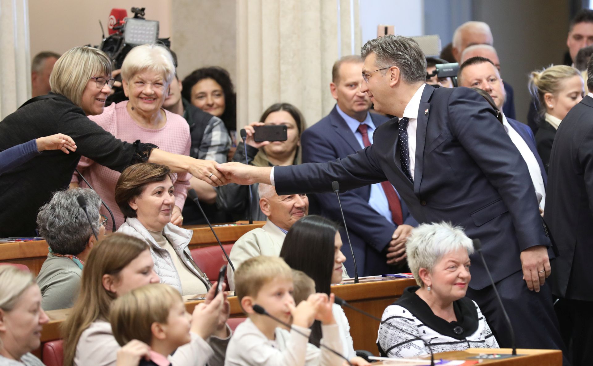 Zagreb, 08.10.2019 - Otvorena vrata Sabora, povodom Dana nezavisnosti, gdje građani mogu obići sabor i razgovarati sa zastupnicima. Na fotografiji predsjednik vlade Andrej Plenković sa građanima.
foto HINA/ Admir BULJUBAŠIĆ/ abu