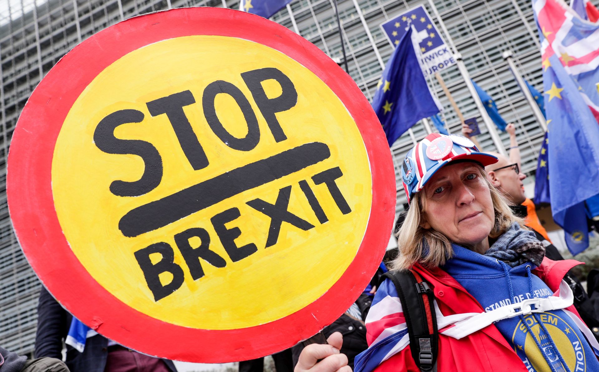 epa07907048 Anti-Brexit demonstrators stand in front of the European Commission to claim to stop the Brexit in Brussels, Belgium, 09 September 2019.  EPA/STEPHANIE LECOCQ