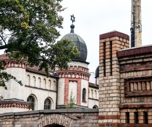 epa07909176 Exterior view on the synagogue in Halle Saale, Germany, 10 October 2019. According to the police, two people were killed and two injured when a man went on rampage shooting on 09 October and tried to enter the Halle synagogue during celebrations Yom Kippur.  EPA/FILIP SINGER