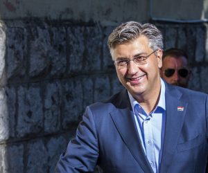 Sinj, 11.10.2019. - Predsjednik Vlade Andrej Plenković sastao se s gradonačelnicom Sinja Kristinom Križanac. Na fotografiji predsjednik Vlade Andrej Plenković. foto HINA/ Miroslav LELAS/ lm