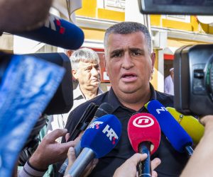 Sinj, 11.10.2019. - Povodom otkrivanja biste dr. sc. Marka Veselice u Sinju je boravio i predsjednički kandidat Miroslav Škoro. Na fotografiji saborski zastupnik MOST-a Miro Bulj. foto HINA/ Miroslav LELAS/ lm
