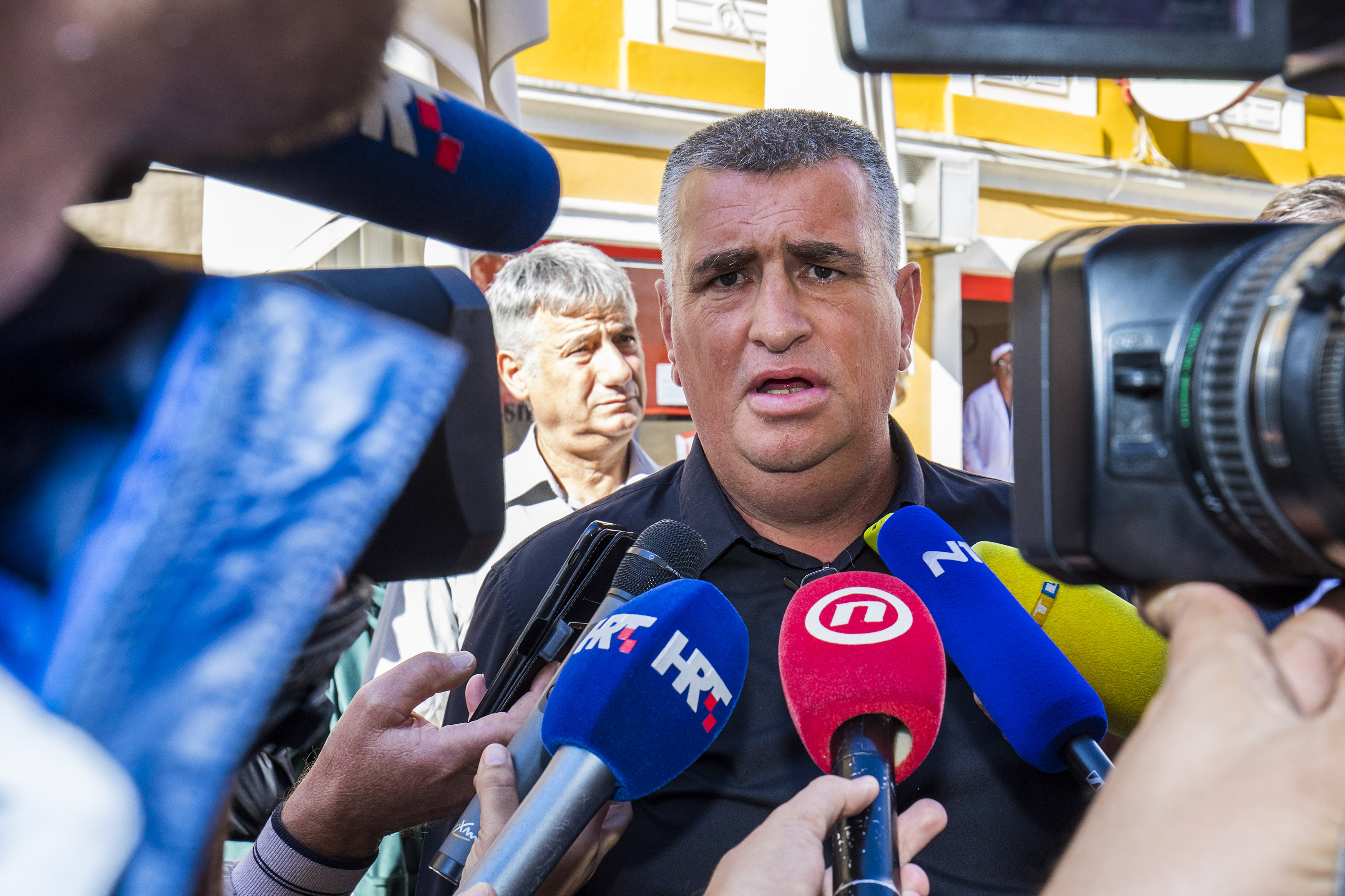 Sinj, 11.10.2019. - Povodom otkrivanja biste dr. sc. Marka Veselice u Sinju je boravio i predsjednički kandidat Miroslav Škoro. Na fotografiji saborski zastupnik MOST-a Miro Bulj. foto HINA/ Miroslav LELAS/ lm