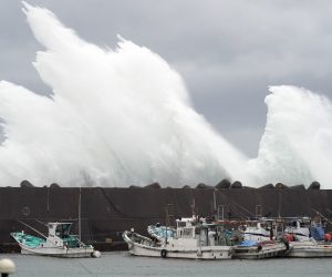 epaselect epa07912758 Surging waves generated by typhoon Hagibis hit against a breakwater at a port in the town of Kiho, Mie Prefecture, Japan, 11 October 2019. Powerful typhoon Hagibis is expected to hit central Japan and Tokyo area, disrupting transports and major sports events such as the Formula One Grand Prix of Japan and the Rugby World Cup.  EPA/FRANCK ROBICHON
