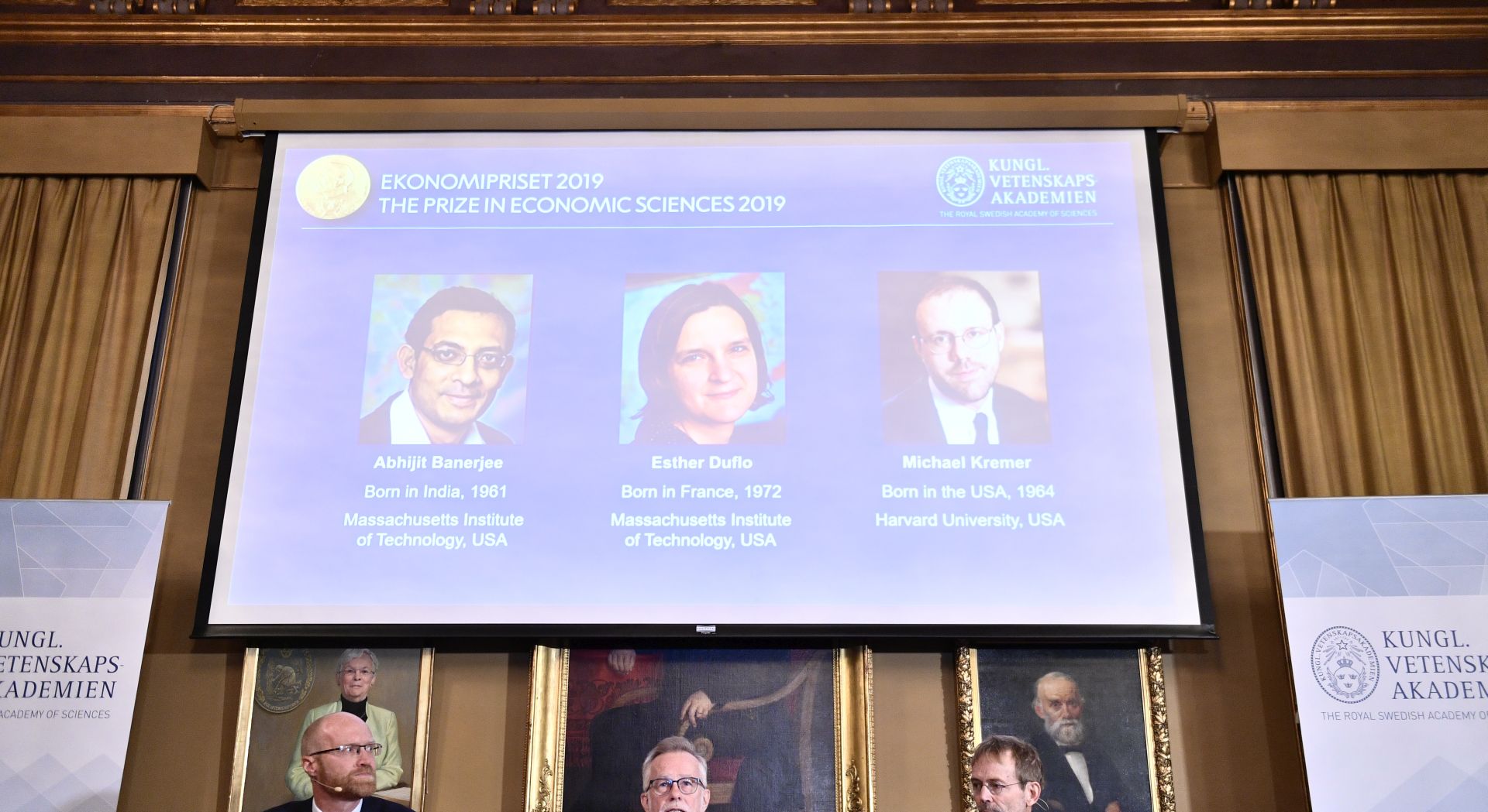 epa07919681 Goran K Hansson (C), Secretary General of the Royal Swedish Academy of Sciences, and academy members Peter Fredriksson  (L) and Jakob Svensson, announce whe winners of the 2019 Nobel Prize in Economics during a news conference at the Royal Swedish Academy of Sciences in Stockholm, Sweden, 14 October 2019. Abhijit Banerjee, Esther Duflo, and Michael Kremer receive this year's Nobel Prize in Economics.  EPA/Karin Wesslen SWEDEN OUT