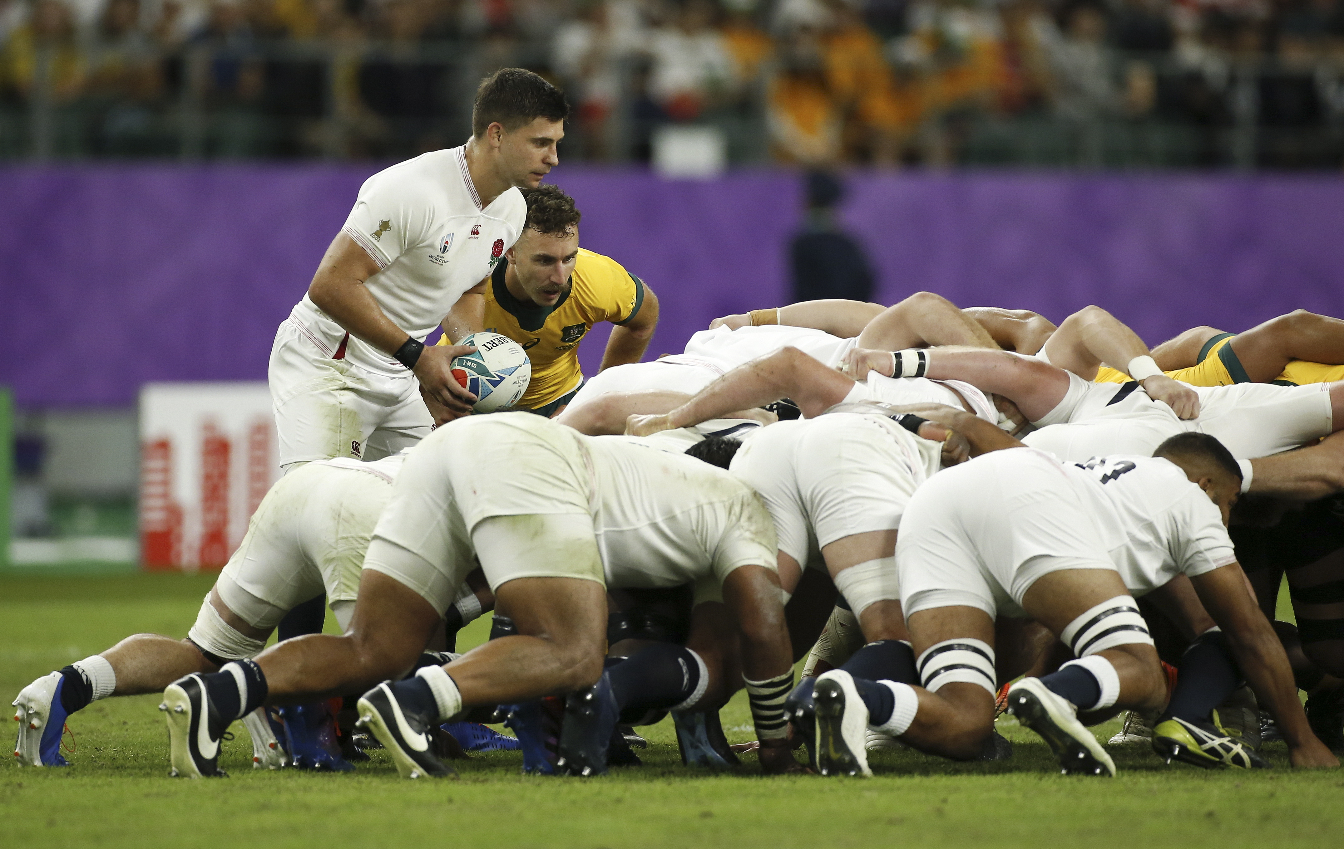 epa07932693 Ben Youngs (L) of England feeds the ball into the scrum during the Rugby World Cup quarter-final match between England and Australia, in Oita, Japan, 19 October 2019.  EPA/MARK R. CRISTINO EDITORIAL USE ONLY/ NO COMMERCIAL SALES / NOT USED IN ASSOCATION WITH ANY COMMERCIAL ENTITY