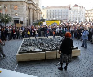 Zagreb, 19.10.2019 - Prosvjedni skup "Raskid7!" inicijative za odvajanje crkve od države te revidiranje vatikanskih ugovora.   foto HINA/ Daniel KASAP/ dk