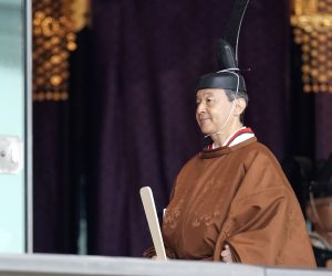 epa07939632 Japan's Emperor Naruhito leaves the ceremony hall after proclaiming his enthronement at the Imperial Palace in Tokyo, Japan, 22 October 2019. Naruhito ascended the throne on 01 May 2019 after his father Emperor Emeritus Akihito abdicated on 30 April 2019.  EPA/KIMIMASA MAYAMA / POOL