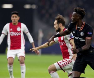 epa07943700 Daley Blind (C) of Ajax and Tammy Abraham (R) of Chelsea FC in action during the UEFA Champions League group H soccer match between Ajax and Chelsea in Amsterdam, the Netherlands, 23 October 2019.  EPA/OLAF KRAAK