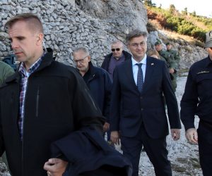 Željava, 25.10.2019. - Predsjednik Vlade Andrej Plenković, potpredsjednik Vlade i ministar unutarnjih poslova Davor Božinović i glavni ravnatelj policije Nikola Milina obišlii su granicu s predstavnicima medija.
foto HINA/ Damir SENČAR/ ml