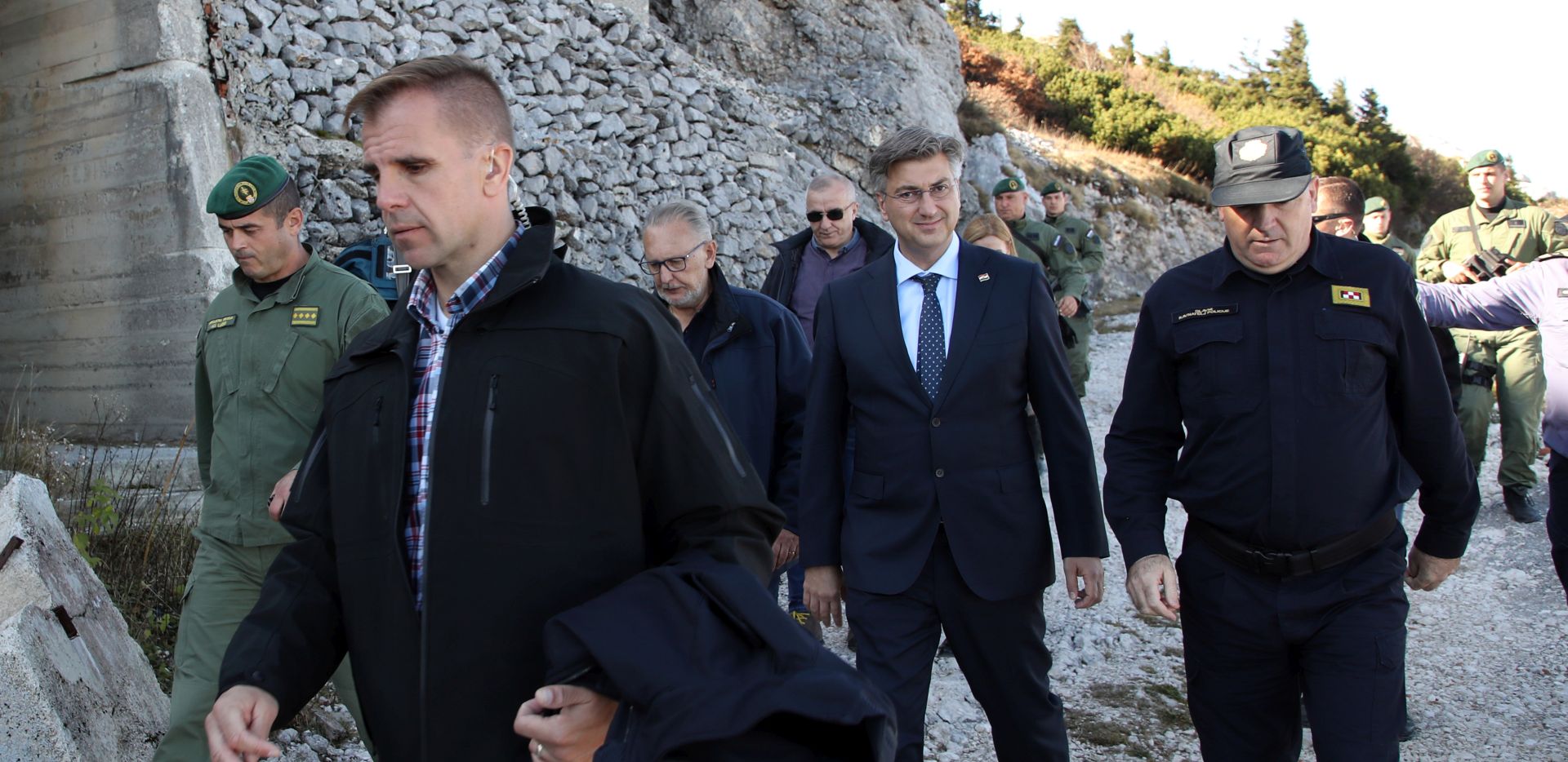 Željava, 25.10.2019. - Predsjednik Vlade Andrej Plenković, potpredsjednik Vlade i ministar unutarnjih poslova Davor Božinović i glavni ravnatelj policije Nikola Milina obišlii su granicu s predstavnicima medija.
foto HINA/ Damir SENČAR/ ml