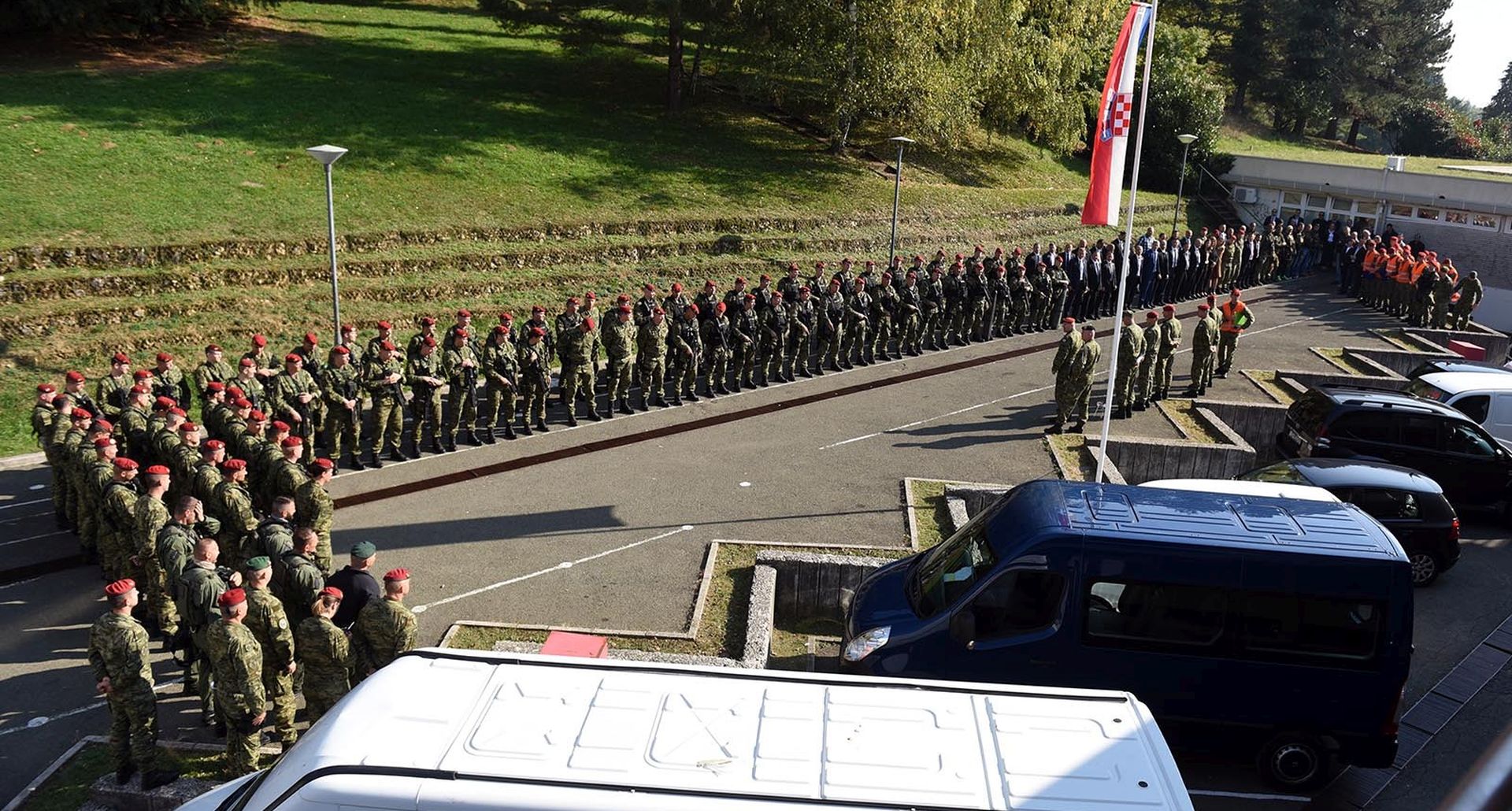 Zagreb, 26.10.2019. - U štićenom objektu Ureda predsjednice Republike Hrvatske, Kolinde Grabar Kitarović, na zagrebačkom Pantovčaku, Počasno-zaštitna bojna provela je vojnu vježbu “BRDO 19”, priopćeno je u subotu iz Ministarstva obrane RH. foto HINA/ MORH/ M. Čobanović/ ml