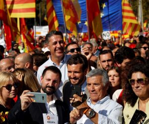 epa07953688 Spanis People's Party's leader Pablo Casado (C, with beard) poses for a selfie as thousands people attend rally against Catalan pro-independent process in downtown Barcelona, Catalonia, Spain, 27 October 2019. About thousand of demonstrators took part in the rally which was organized by the pro-Spain Catalan group Societat Civil Catalana (Catalan Civil Society).  EPA/TONI ALBIR