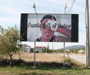 Zagreb, 28.10.2019. - Inicijativa za podršku izbjeglicama 'Dobrodošli' u ponedjeljak je izvijestila kako su u Cisti Provo, nedaleko od granice s BiH, postavljeni jumbo plakati s natpisom "Welcome to Croatia" i "Croatia full of torture" ("Dobrodošli u Hrvatsku" i "Hrvatska puna mučenja").
foto HINA/ Inicijativa Dobrodošli!/Welcome! Initiative/ ml