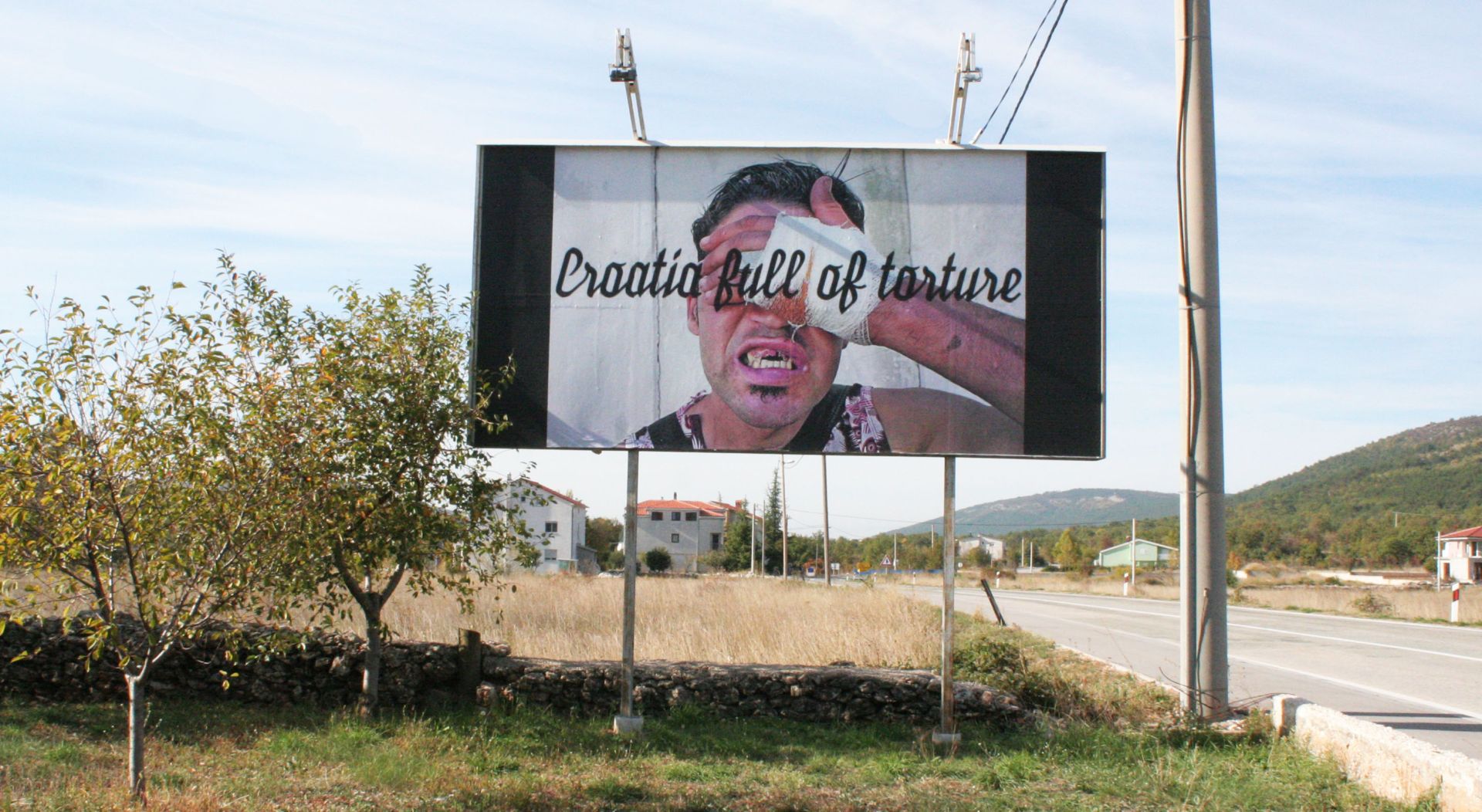 Zagreb, 28.10.2019. - Inicijativa za podršku izbjeglicama 'Dobrodošli' u ponedjeljak je izvijestila kako su u Cisti Provo, nedaleko od granice s BiH, postavljeni jumbo plakati s natpisom "Welcome to Croatia" i "Croatia full of torture" ("Dobrodošli u Hrvatsku" i "Hrvatska puna mučenja").
foto HINA/ Inicijativa Dobrodošli!/Welcome! Initiative/ ml