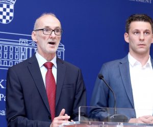 01.10.2019., Zagreb - U Saboru je odrzana konferencija za medije kluba zastupnika Mosta nezavisnuih lista, na kojoj su Bozo Petrov i Robert Podolnjak govorili o temi: "Most predlaze da povjerenik za informiranje moze kazniti celnika tijela koji javnosti uskracuje informacije" .
Photo: Patrik Macek/PIXSELL