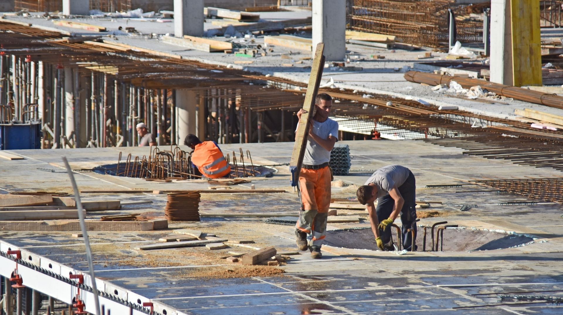 01.10.2019., Pula - Na gradilistu City Malla radovi su u punom jeku, centar se prosiruje za dodatnih 9.400 cetvornih metara. Pored manjeg obijekta gradi se i veci montazni objekt u kojem ce se nalaziti trgovine 16 brendova. Ispred objekata predvidjeno je parkiraliste s 306 mjesta, a dio njih, 131, nalazit ce se u podzemnoj garazi koja ce se pripojiti postojecoj.
Photo: Dusko Marusic /PIXSELL