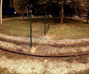 01.10.2019., Zagreb - Obitelj Marsanic postavila je ogradu preko pruge u okretistu tramvaja u Preckom. Photo: Marin Tironi/PIXSELL